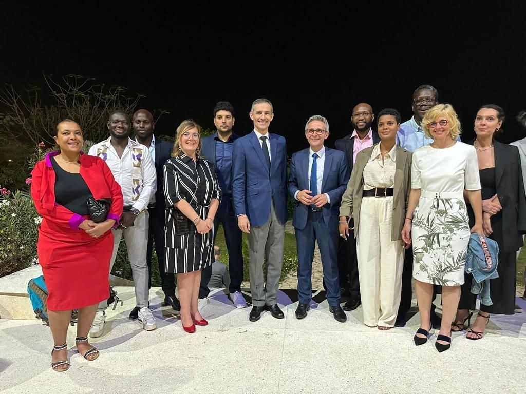 Photo-de-groupe-avec-Ambassadeur-et-PCD